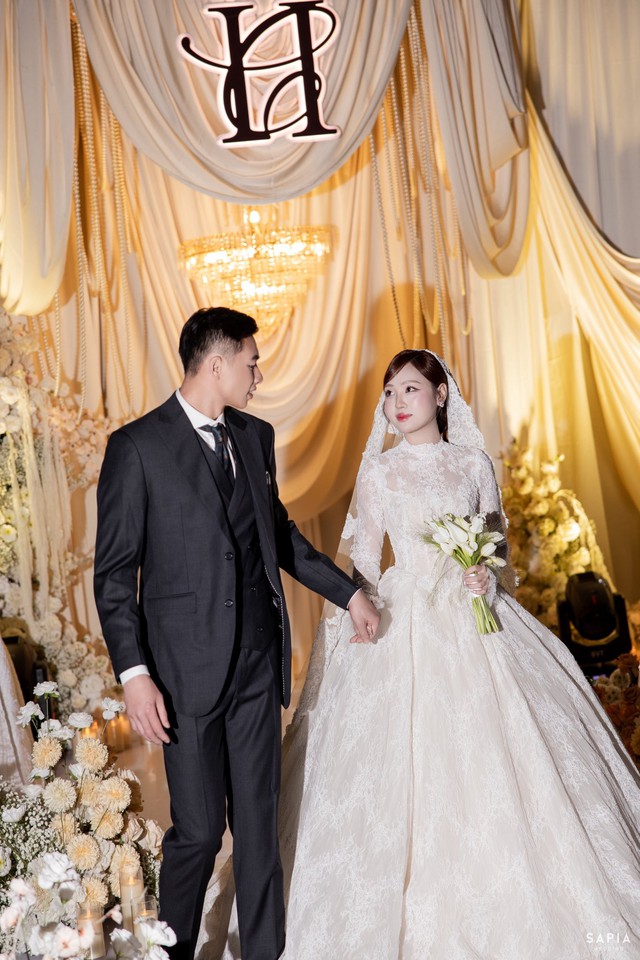 Ảnh cưới nét căng của thủ môn U23 Việt Nam và vợ thạc sĩ - Ảnh 1. Ảnh cưới nét căng của thủ môn U23 Việt Nam và vợ thạc sĩ - Ảnh 1.