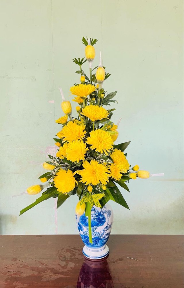 Mồng 1 tháng Chạp: 5 loại hoa dâng bàn thờ đúng lễ nghi, chuẩn phong thuỷ, bề trên ưng ý- Ảnh 1.