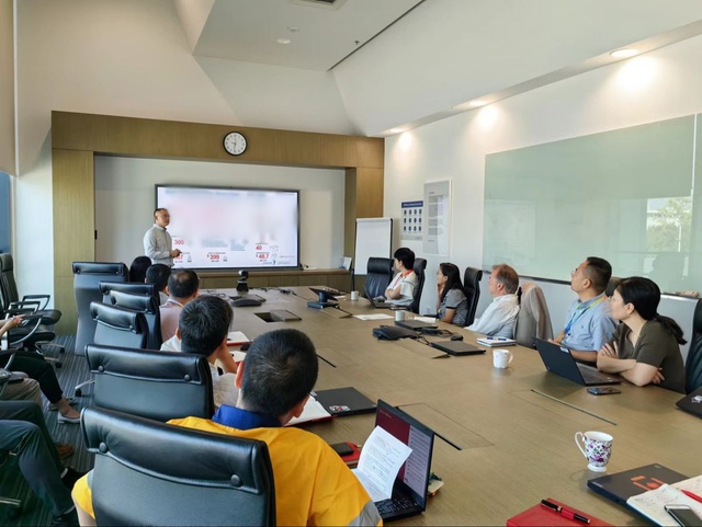 "Đi vào nhà vệ sinh cũng phải cầm điện thoại theo để họp"- Ảnh 1.