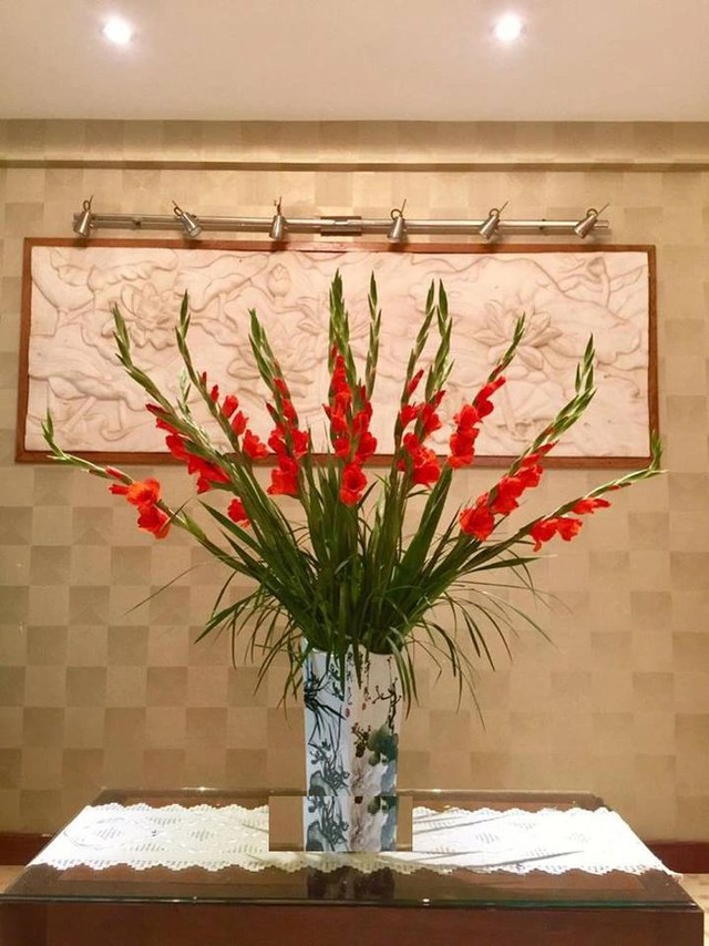 Mồng 1 tháng Chạp: 5 loại hoa dâng bàn thờ đúng lễ nghi, chuẩn phong thuỷ, bề trên ưng ý- Ảnh 2.