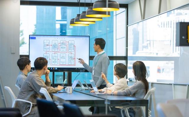 "Đi vào nhà vệ sinh cũng phải cầm điện thoại theo để họp"- Ảnh 2.