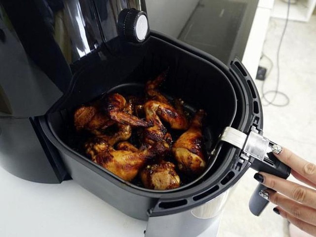 5 sai lầm khi dùng nồi chiên không dầu khiến nồi nhanh hỏng, gây hại sức khỏe- Ảnh 1.