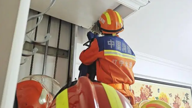 Hoảng hốt phát hiện đôi chân trẻ nhỏ thò ra từ trần nhà, gia đình lập tức báo cảnh sát- Ảnh 2.