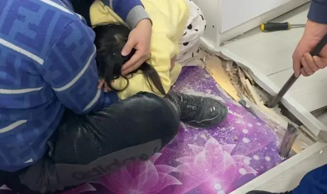 Hoảng hốt phát hiện đôi chân trẻ nhỏ thò ra từ trần nhà, gia đình lập tức báo cảnh sát- Ảnh 3.