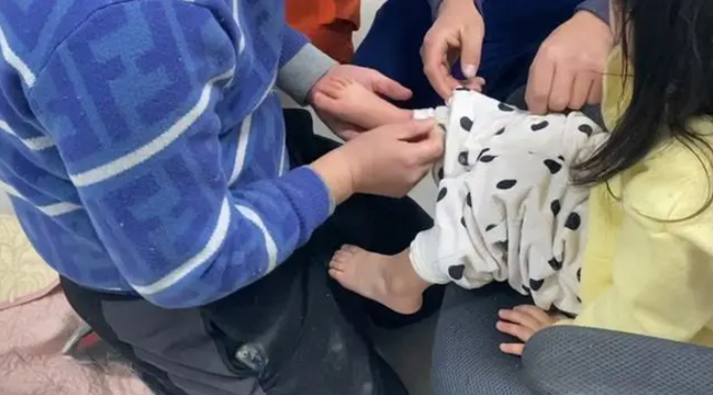 Hoảng hốt phát hiện đôi chân trẻ nhỏ thò ra từ trần nhà, gia đình lập tức báo cảnh sát- Ảnh 4.