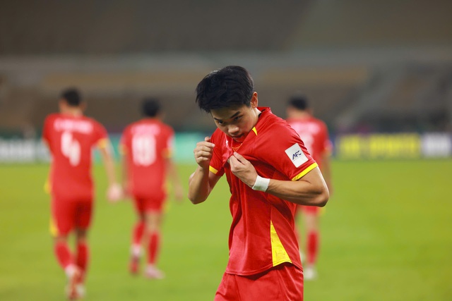 Đình Bắc ghi siêu phẩm, giơ tay chào kiêu hãnh rồi hôn lên lá cờ trên ngực trái: Tự hào quá Việt Nam ơi!- Ảnh 3.