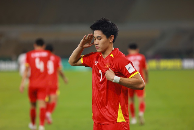 Đình Bắc ghi siêu phẩm, giơ tay chào kiêu hãnh rồi hôn lên lá cờ trên ngực trái: Tự hào quá Việt Nam ơi!- Ảnh 2.