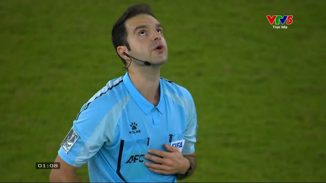 Trọng tài trận tứ kết căng não của U23 Việt Nam - U23 UAE áp lực cỡ nào, cứ nhìn ảnh này là rõ!- Ảnh 1.