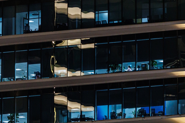 VIDEO: Sau 20h30 các tòa nhà văn phòng Viettel, VPbank, JP Morgan vẫn sáng đèn, nhân viên TP.HCM tăng ca đến 2-3 giờ sáng- Ảnh 7.