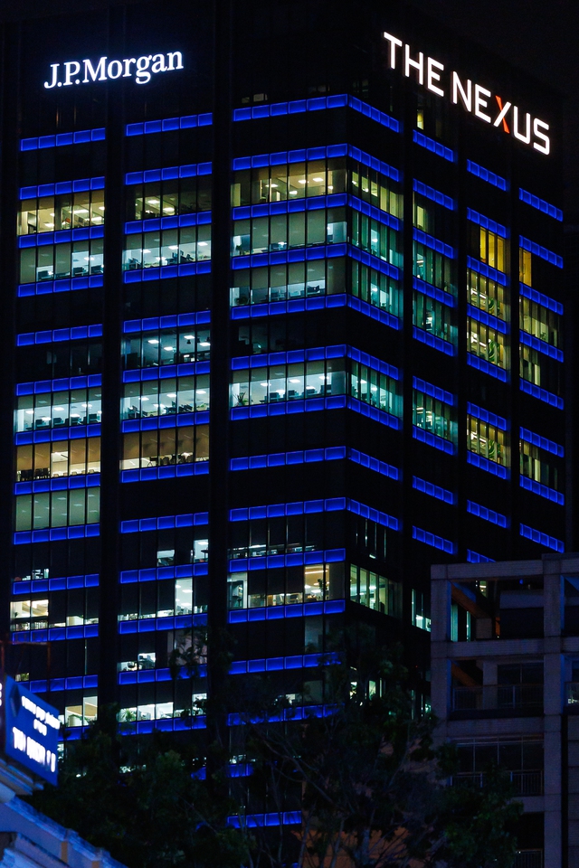 VIDEO: Sau 20h30 các tòa nhà văn phòng Viettel, VPbank, JP Morgan vẫn sáng đèn, nhân viên TP.HCM tăng ca đến 2-3 giờ sáng- Ảnh 3.