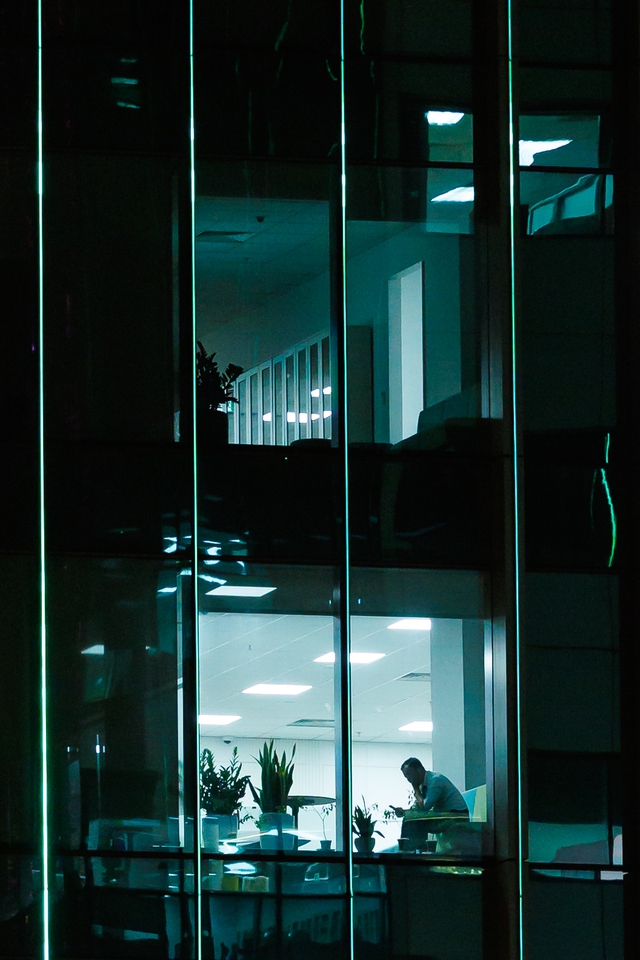 VIDEO: Sau 20h30 các tòa nhà văn phòng Viettel, VPbank, JP Morgan vẫn sáng đèn, nhân viên TP.HCM tăng ca đến 2-3 giờ sáng- Ảnh 8.