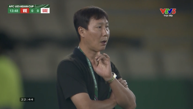 Video: HLV Kim Sang-sik nói lời đanh thép, "lên dây cót" tinh thần trong phòng thay đồ U23 Việt Nam trong trận gặp U23 UAE- Ảnh 2.