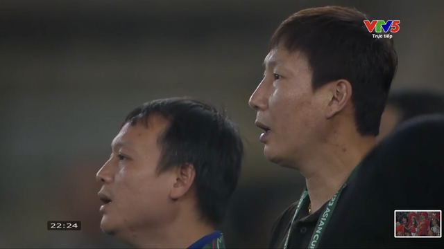 Video: HLV Kim Sang-sik nói lời đanh thép, "lên dây cót" tinh thần trong phòng thay đồ U23 Việt Nam trong trận gặp U23 UAE- Ảnh 1.