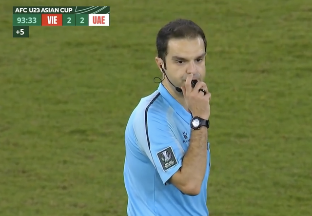 Trọng tài trận tứ kết căng não của U23 Việt Nam - U23 UAE áp lực cỡ nào, cứ nhìn ảnh này là rõ!- Ảnh 3.