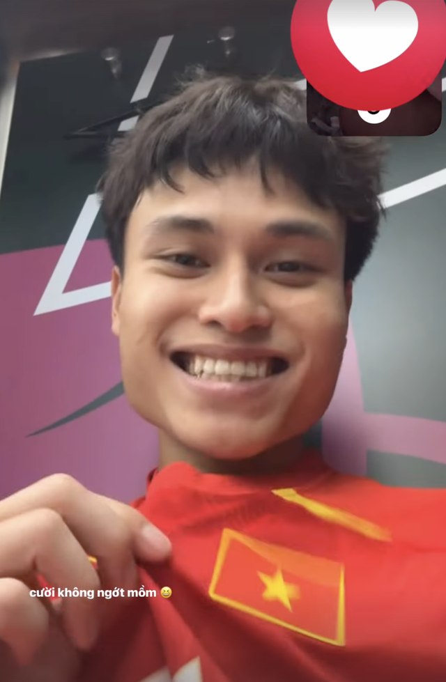 "Người hùng" U23 Việt Nam chiều bạn gái hết cỡ, vừa vào phòng thay đồ đã vội gọi điện báo tin vui chiến thắng- Ảnh 2.