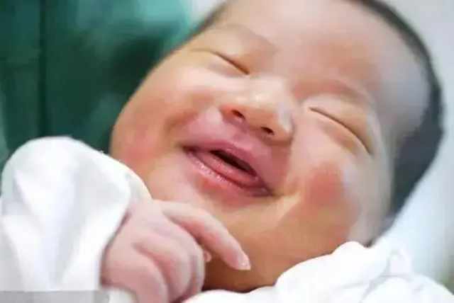 Em bé vừa chào đời mỉm cười với mẹ nhưng bác sĩ lại ngay lập "đánh" đứa trẻ- Ảnh 3.