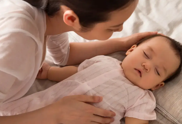 Kiệt sức với những đêm thức trắng, mẹ muốn bé ngủ trọn giấc suốt đêm, chỉ cần nắm vững vài phương pháp- Ảnh 4.