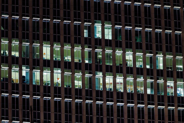 VIDEO: Sau 20h30 các tòa nhà văn phòng Viettel, VPbank, JP Morgan vẫn sáng đèn, nhân viên TP.HCM tăng ca đến 2-3 giờ sáng- Ảnh 6.