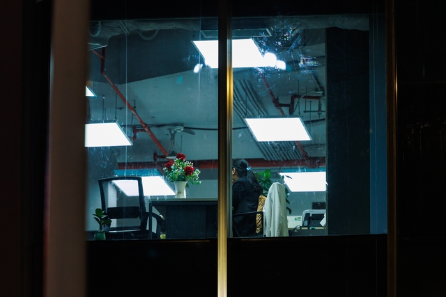 VIDEO: Sau 20h30 các tòa nhà văn phòng Viettel, VPbank, JP Morgan vẫn sáng đèn, nhân viên TP.HCM tăng ca đến 2-3 giờ sáng- Ảnh 11.