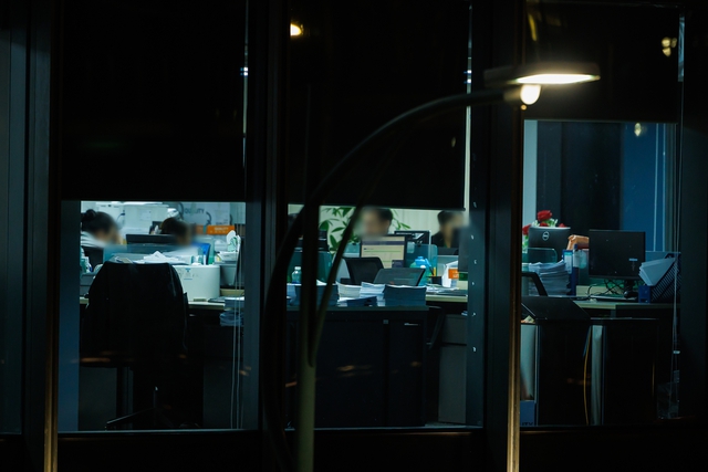 VIDEO: Sau 20h30 các tòa nhà văn phòng Viettel, VPbank, JP Morgan vẫn sáng đèn, nhân viên TP.HCM tăng ca đến 2-3 giờ sáng- Ảnh 10.