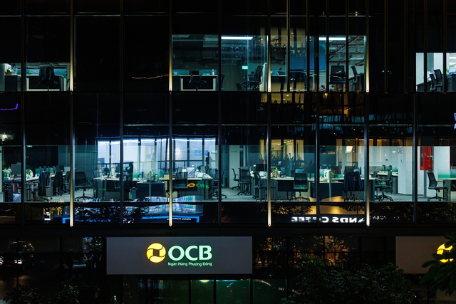 VIDEO: Sau 20h30 các tòa nhà văn phòng Viettel, VPbank, JP Morgan vẫn sáng đèn, nhân viên TP.HCM tăng ca đến 2-3 giờ sáng- Ảnh 5.