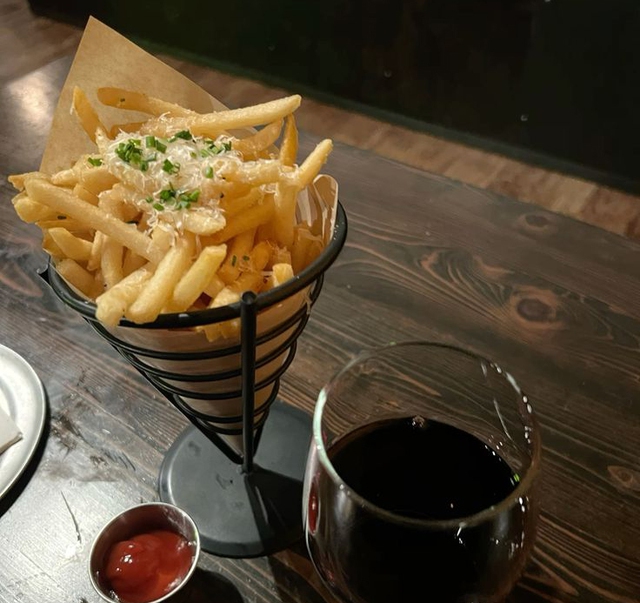 4 thực phẩm người thông minh không bao giờ dùng chung khi uống bia rượu, nhiều người nghe xong... "ngã ngửa" vì quen- Ảnh 1.