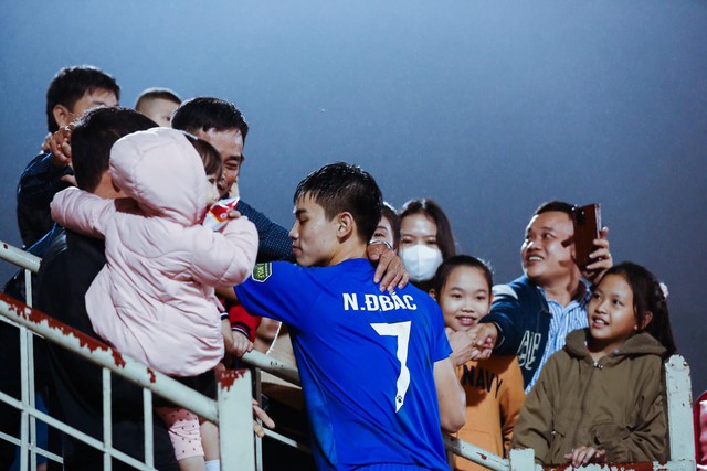 Đình Bắc nghẹn ngào lau nước mắt vì có lỗi với bố mẹ- Ảnh 2.