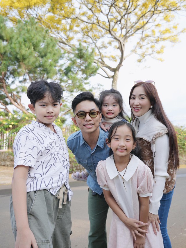 Khánh Thi nhiều lần bị bắt gặp "nhìn lén" Phan Hiển và bạn nhảy, lặng lẽ rơi nước mắt vì chạnh lòng- Ảnh 3.