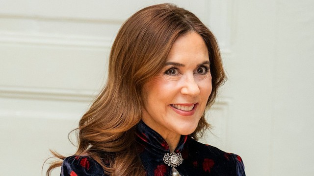 Đẳng cấp "nữ hoàng nhung": U60 mà vẫn muốn "cháy" thì cứ nhìn Vương hậu Mary mà học!- Ảnh 1.