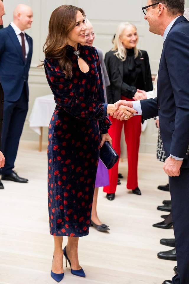 Đẳng cấp "nữ hoàng nhung": U60 mà vẫn muốn "cháy" thì cứ nhìn Vương hậu Mary mà học!- Ảnh 5.