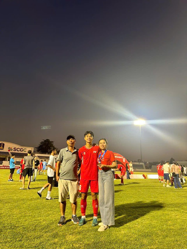 Xúc động câu chuyện mẹ ở trọ 3 năm, rửa bát, làm thuê nuôi giấc mơ cầu thủ của em út U23 Việt Nam- Ảnh 4.