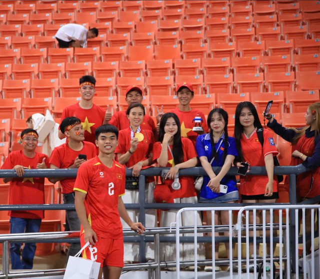 Xúc động câu chuyện mẹ ở trọ 3 năm, rửa bát, làm thuê nuôi giấc mơ cầu thủ của em út U23 Việt Nam- Ảnh 5.