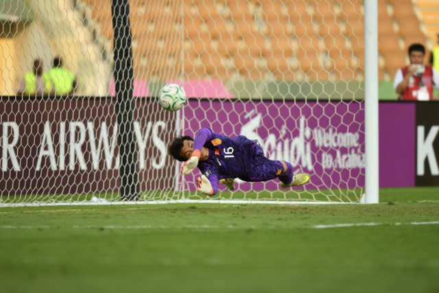 Phỏng vấn siêu thủ môn Trung Quốc trước trận gặp U23 Việt Nam: Thao túng tâm lý đối thủ chỉ bằng 1chai nước dán "phao"- Ảnh 1.