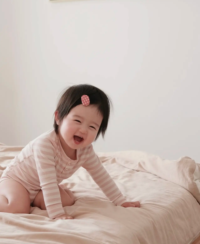 Một em bé lanh lợi thường có 3 biểu hiện sau khi thức dậy, chỉ cần trúng một thôi cũng mừng rồi- Ảnh 1.