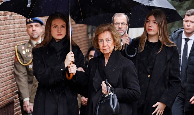 Hai nàng công chúa Tây Ban Nha gây xúc động khi làm "điểm tựa" cho bà nội- Ảnh 1.