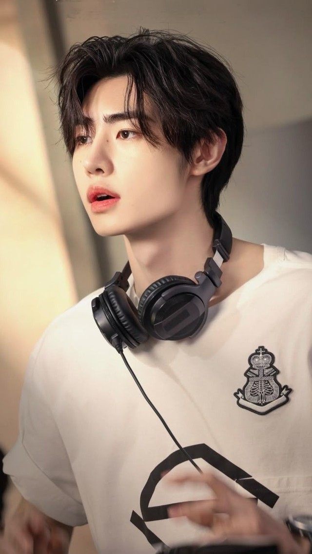 Fan cuồng rượt đuổi nam ca sĩ sợ đến xanh mặt mũi, tác động vật lý luôn nhân viên nữ- Ảnh 3.