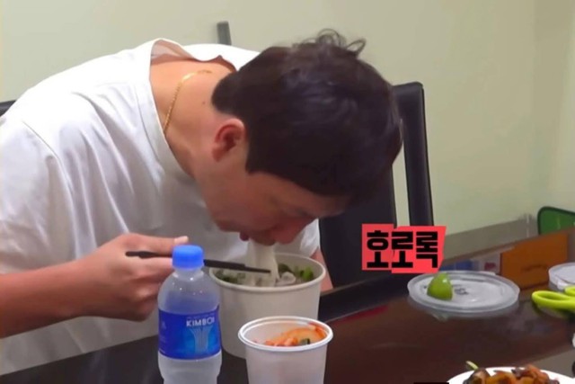HLV Kim Sang-sik ăn sáng với Phở kèm kim chi - Ảnh 1.
