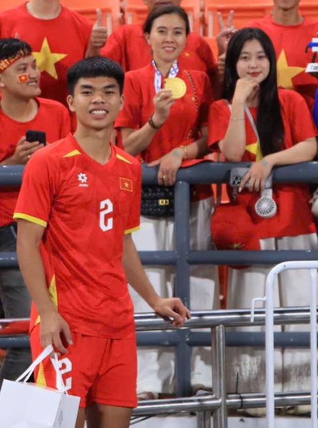 Có thể bạn chưa biết, em út U23 Việt Nam Lê Phát đã có bạn gái hotgirl, danh tính do chính Đình Bắc tiết lộ- Ảnh 3.