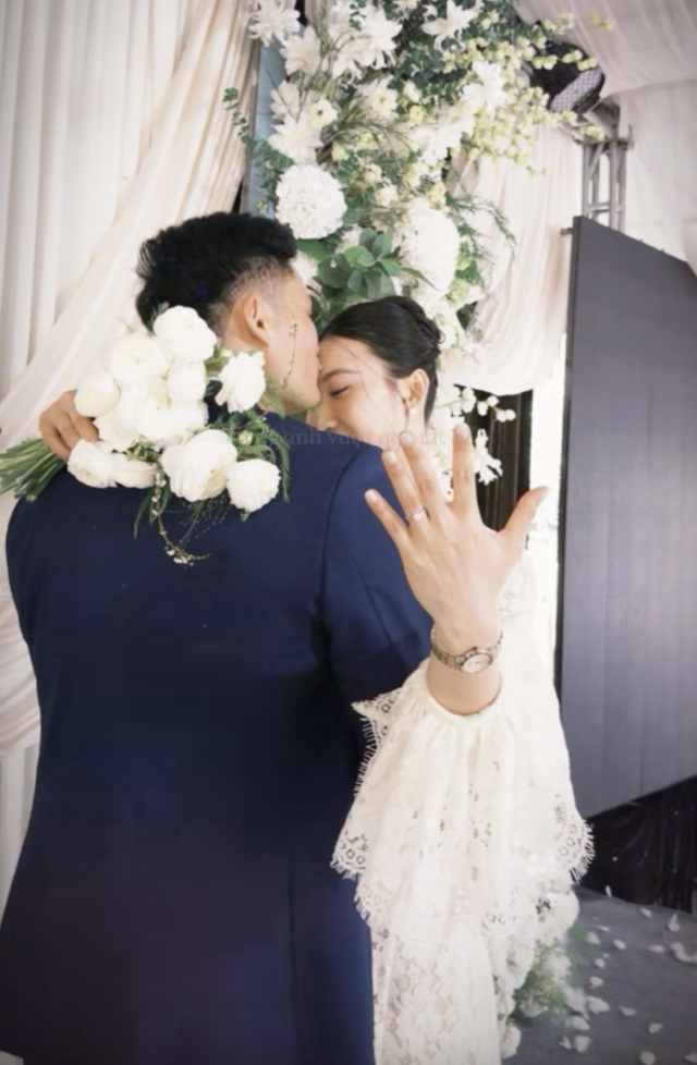 Hot: Nam thần điền kinh Quách Công Lịch quỳ gối cầu hôn hotgirl bóng chuyền Nguyệt Anh gây sốt MXH- Ảnh 2.