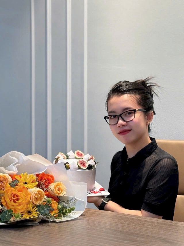 Mua vàng trên mọi “mặt trận”: Chốt 6 đơn vàng online, cô gái vẫn đi xếp hàng mua tiếp “cho có không khí”- Ảnh 1.