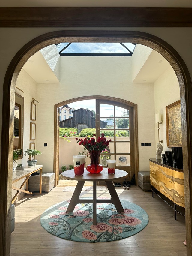 Dinh thự lộng lẫy như lâu đài của "Hoa hậu thơm nhất Việt Nam"- Ảnh 6.