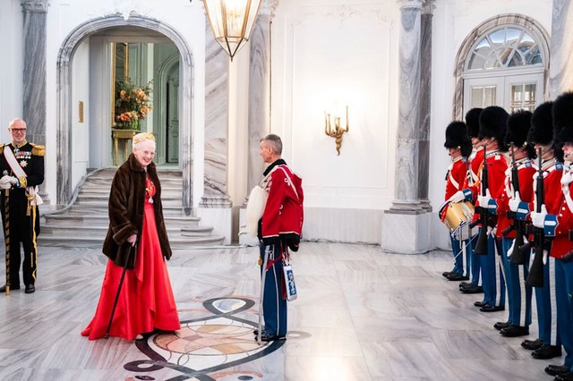 Vương hậu Mary khởi đầu 2026: Diện lại vương miện chế từ thắt lưng cổ, thần thái tuổi 53 khiến ai cũng phải xuýt xoa- Ảnh 5.