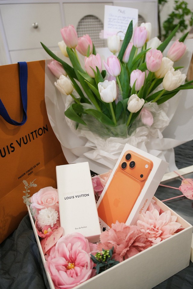 Ai bằng Văn Thanh nữa, bạn gái ốm "ting ting" 500 triệu, 20/10 tặng iPhone 17, mua nhà cho nàng để tên chung- Ảnh 3.