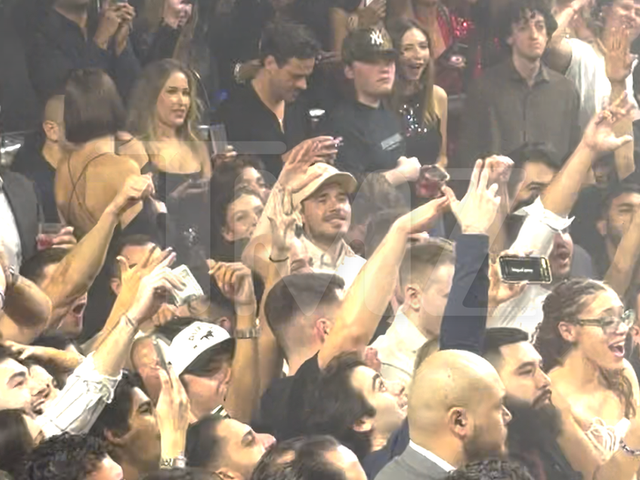 "Tóm dính" vợ chồng con cả nhà Beckham quẩy hết nấc ở hộp đêm giữa lúc phớt lờ lời yêu từ bố - David Beckham- Ảnh 2.