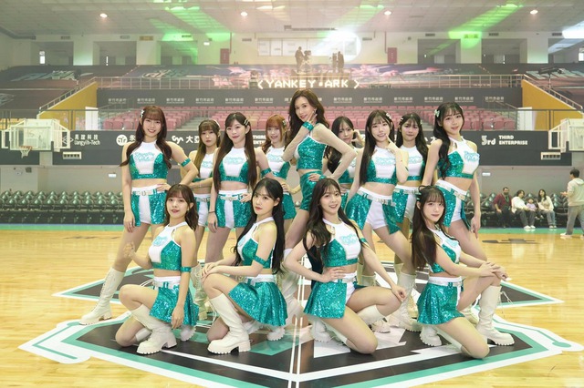 Ở đâu ra mỹ nhân 51 tuổi vẫn như gái 21 thế này: Nhan sắc thượng hạng 5 sao, body mướt mượt sướng cả mắt- Ảnh 10. Ở đâu ra mỹ nhân 51 tuổi vẫn như gái 21 thế này: Nhan sắc thượng hạng 5 sao, body mướt mượt sướng cả mắt- Ảnh 10.