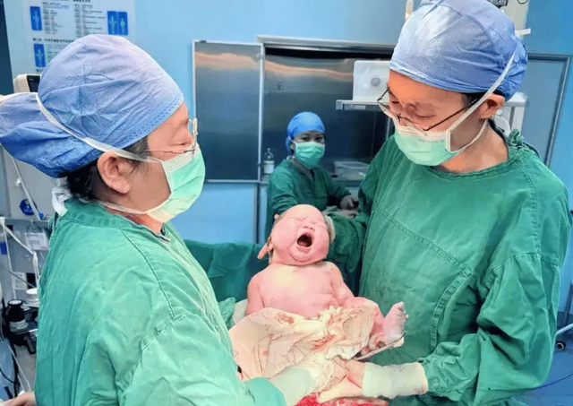 “Em bé béo” gây sốt, nặng 6,25kg khi chào đời – Cư dân mạng kiểu: Đúng chuẩn cháu đích tôn trong mơ của bà nội- Ảnh 4.