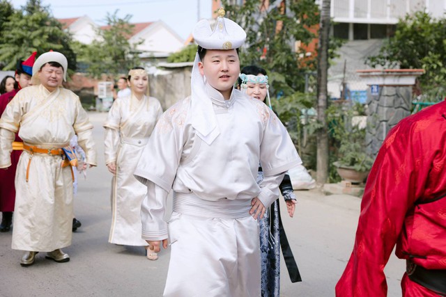 Triệu người lần đầu thấy cô gái Việt lấy chồng Mông Cổ: 12 tráp ăn hỏi, sinh lễ có giày hiệu, tiền, vàng- Ảnh 2.