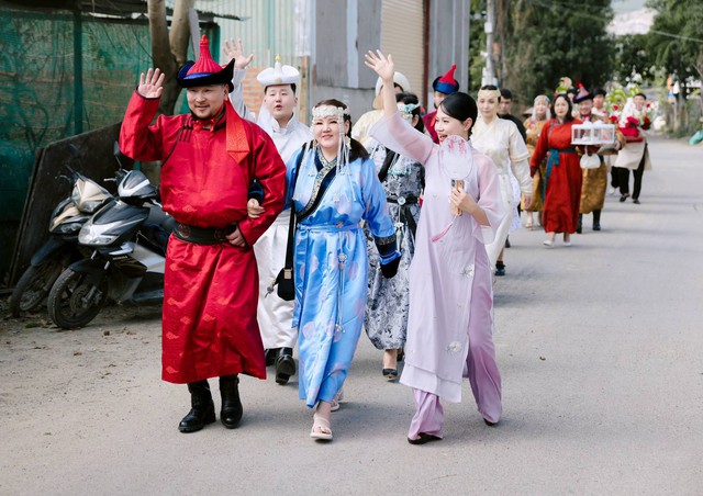 Triệu người lần đầu thấy cô gái Việt lấy chồng Mông Cổ: 12 tráp ăn hỏi, sinh lễ có giày hiệu, tiền, vàng- Ảnh 1.