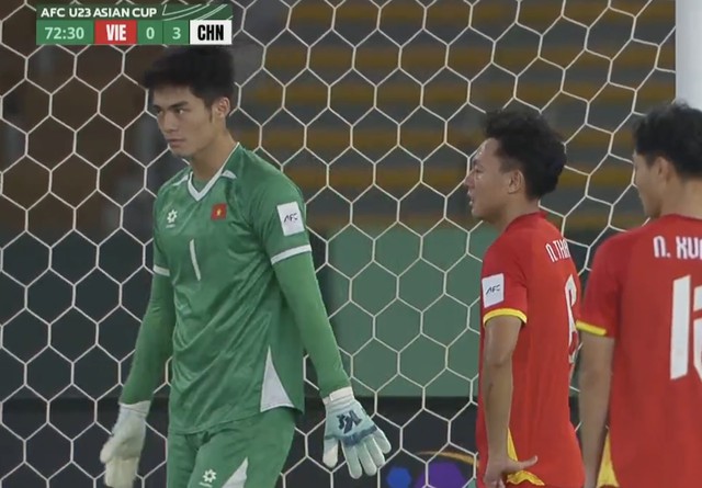 Phạm Lý Đức nhận thẻ đỏ vì hành vi đánh nguội, U23 Việt Nam "mất người" trong thế thua Trung Quốc 2 bàn- Ảnh 3.