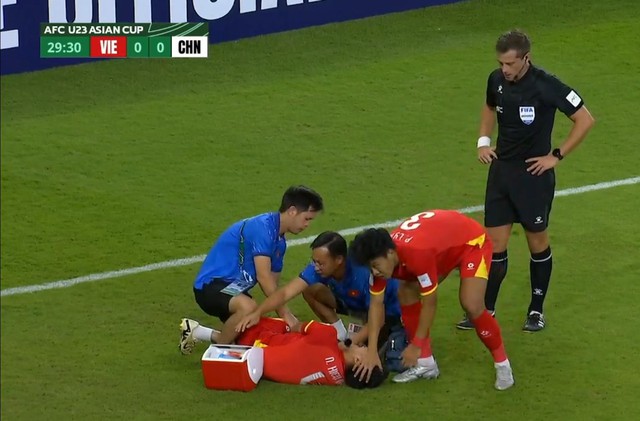Hiểu Minh chấn thương nặng bật khóc rời sân, HLV Kim Sang-sik lo ra mặt- Ảnh 2.